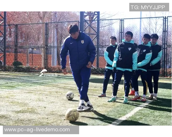 足球教练在球队发展和球员成长中的关键作用与影响分析